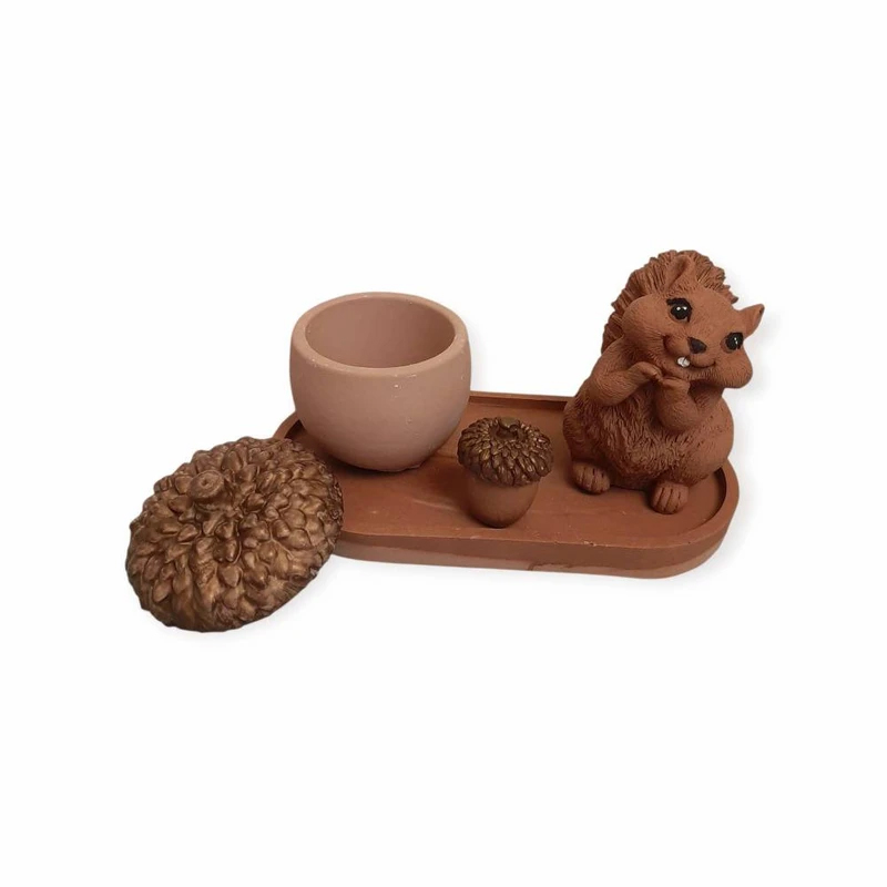 مجسمه سنگی مدل سنجاب همراه با سینی بلوط