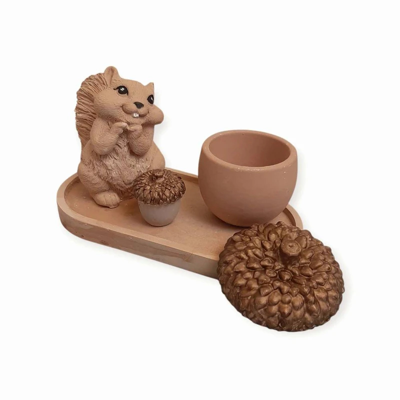 مجسمه سنگی مدل سنجاب همراه با سینی بلوط