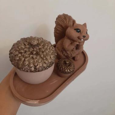 مجسمه سنگی مدل سنجاب همراه با سینی بلوط